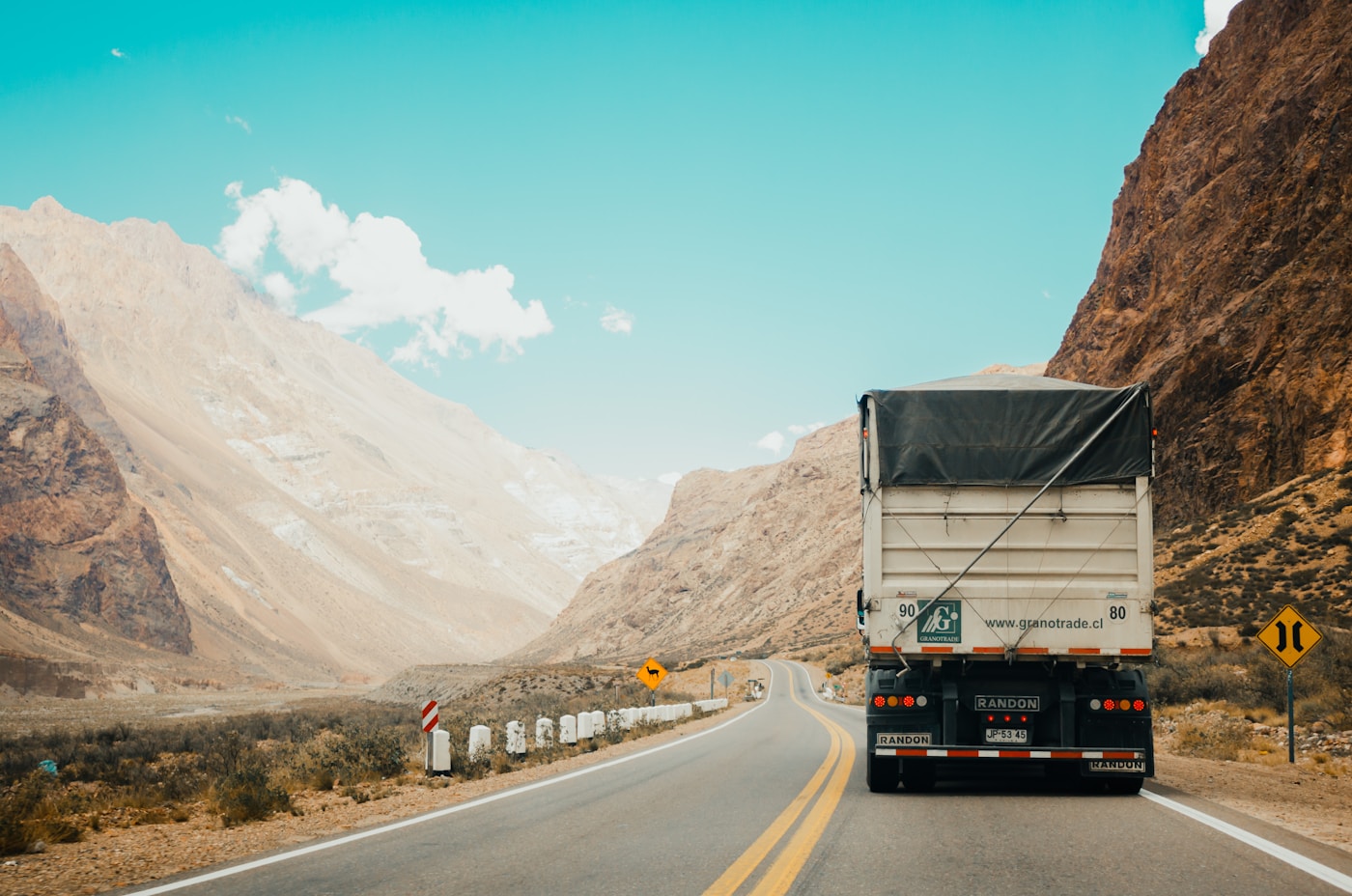 Camión de transporte de carga — sistema de couriers